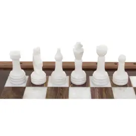 Шахматы из оникса, мрамора и красного дерева