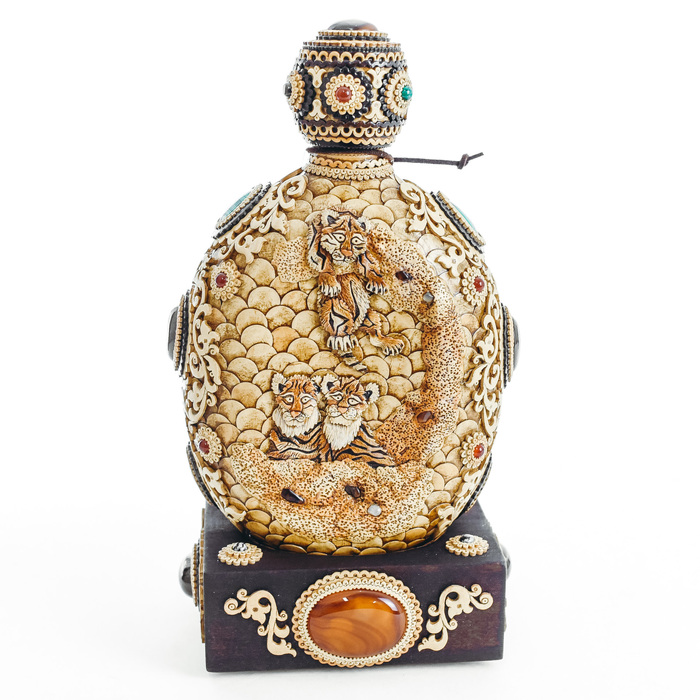 Фляжка "Тигр" с подставкой (береста, сердолик)