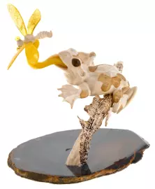 Сувенир из бивня мамонта и янтаря "Лягушка"