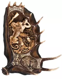 Панно "Леопард и охотник" (рог лося)