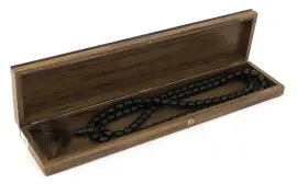 Четки из черного нефрита в шкатулке из мореного дуба (90 бусин) Четки из черного нефрита в шкатулке из мореного дуба (90 бусин)