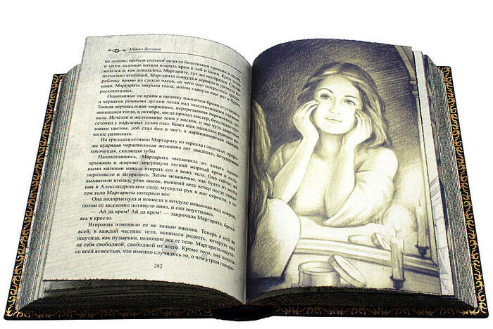 Книга в кожаном переплете «Мастер и Маргарита. Михаил Булгаков» (в футляре)