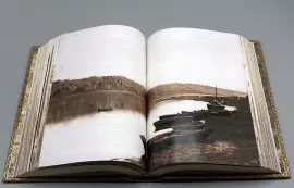 Книга в кожаном переплете "Фаворит. Валентин Пикуль" 2 тома, в футляре