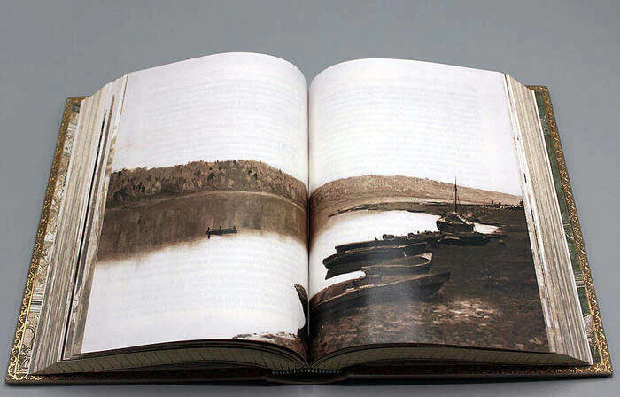 Книга в кожаном переплете "Фаворит. Валентин Пикуль" 2 тома, в футляре