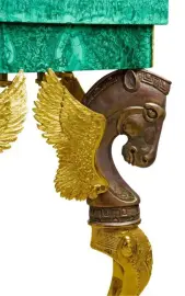 Шахматный стол из малахита "Ход конем" Шахматный стол из малахита "Ход конем"