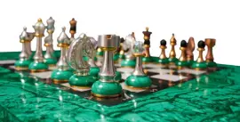 Шахматный стол из малахита "Ход конем" Шахматный стол из малахита "Ход конем"