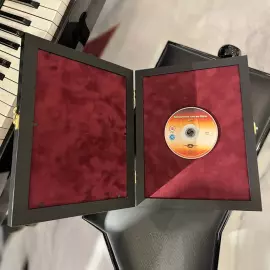 DVD-диск "Завтра не умрет никогда" с автографом. Пирс Броснан