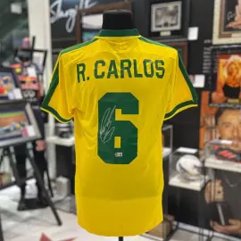 Футболка сборной Бразилии с автографом Роберто Карлоса