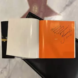 Книга с рукописным обращением и автографом Алексея Леонова