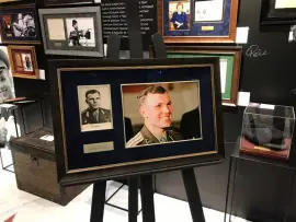 Статуэтка из янтаря "Корабль на стеле" Статуэтка из янтаря "Корабль на стеле"