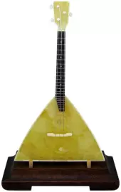 Статуэтка из янтаря "Балалайка"