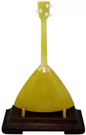 Статуэтка из янтаря "Балалайка"