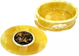 Шкатулка из янтаря с инталией