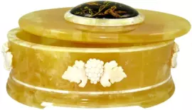 Шкатулка из янтаря с инталией