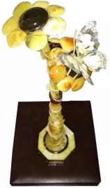 Статуэтка из янтаря "Ромашки с бабочкой"