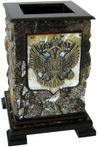 Карандашница из янтаря темная