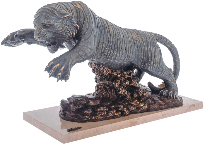 The sculpture "Tiger" is large