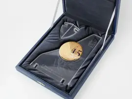 Корпоративная медаль на подставке из акрила Корпоративная медаль на подставке из акрила