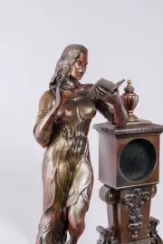 Часы из бука "Девушка с книгой" перламутр, бронза