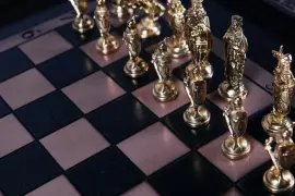 Шахматный стол из бука "Рыцари"