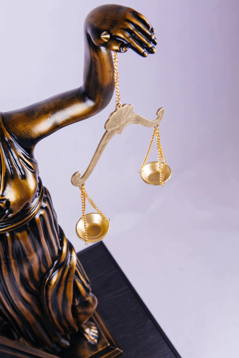 Statuette made of beech "Themis with a safe"
