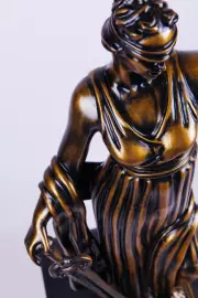 Статуэтка из бука "Фемида с сейфом"