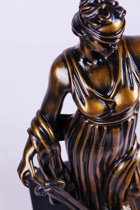 Statuette made of beech "Themis with a safe"