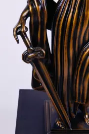 Статуэтка из бука "Фемида с сейфом"