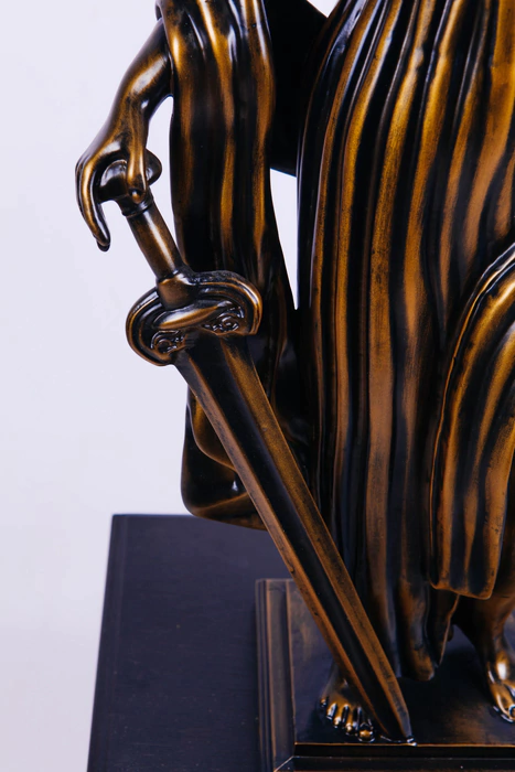 Statuette made of beech "Themis with a safe"