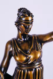 Статуэтка из бука "Фемида с сейфом"