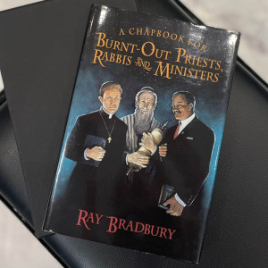 Книга «A Chapbook for Burnt-Out Priests, Rabbis, and Ministers» с автографом Рэя Брэдбери