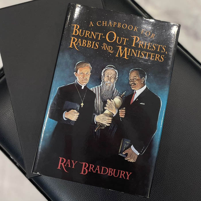 Книга «A Chapbook for Burnt-Out Priests, Rabbis, and Ministers» с автографом Рэя Брэдбери
