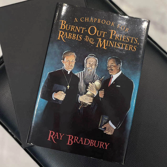 Книга «A Chapbook for Burnt-Out Priests, Rabbis, and Ministers» с автографом Рэя Брэдбери