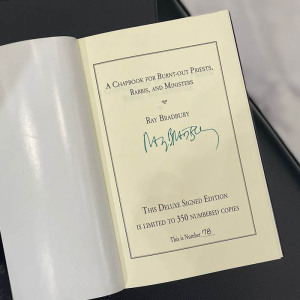 Книга «A Chapbook for Burnt-Out Priests, Rabbis, and Ministers» с автографом Рэя Брэдбери