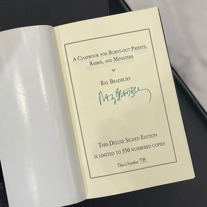 Книга «A Chapbook for Burnt-Out Priests, Rabbis, and Ministers» с автографом Рэя Брэдбери