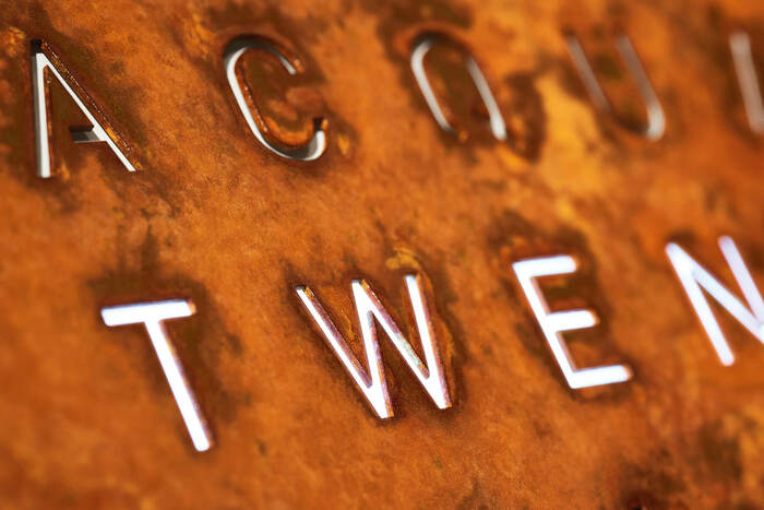 Table clock "QlockTwo Rust Classic" (brown)