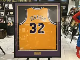 Майка с автографом Мэджика Джонсона