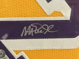 Майка с автографом Мэджика Джонсона