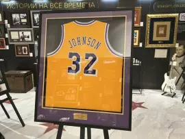 Майка с автографом Мэджика Джонсона