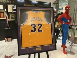 Майка с автографом Мэджика Джонсона