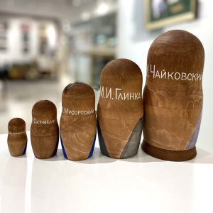 Матрешки, стилизованные под отечественных композиторов