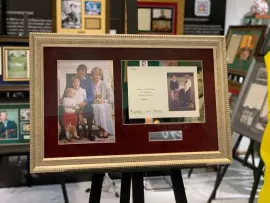 Поздравительная открытка, датируемая 1985 годом, с автографами принца Чарльза и принцессы Дианы