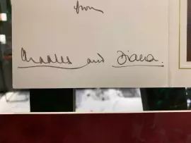 Поздравительная открытка, датируемая 1985 годом, с автографами принца Чарльза и принцессы Дианы