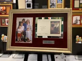 Поздравительная открытка, датируемая 1985 годом, с автографами принца Чарльза и принцессы Дианы