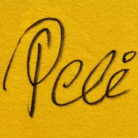 Ретро-футболка сборной Бразилии с автографом Пеле