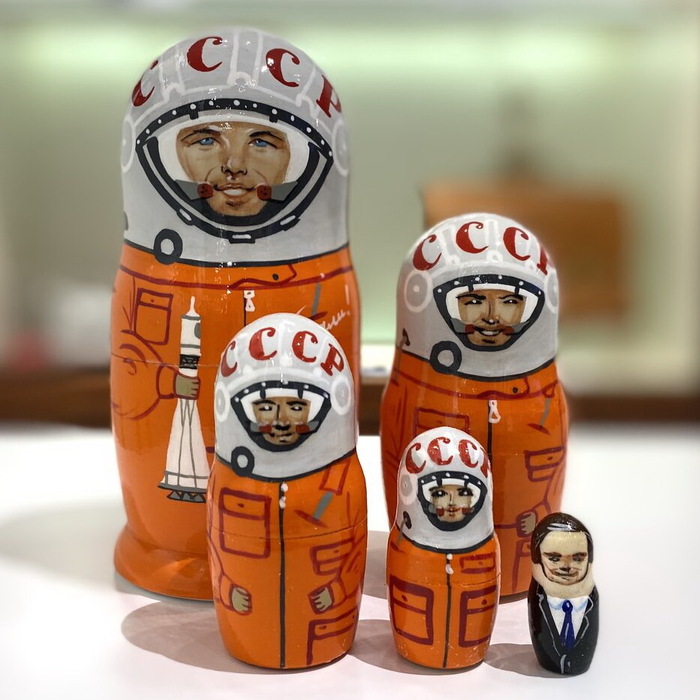Матрешки, стилизованные под тематику космоса