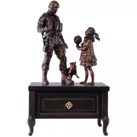 Статуэтка из бука "Вежливые люди" на тумбе