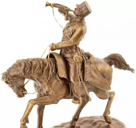 Скульптура бронзовая "Гусар-трубач удерживает лошадь"