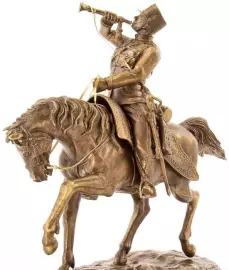 Скульптура бронзовая "Гусар-трубач удерживает лошадь"