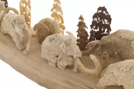 Композиция из бивня мамонта "Трудный переход" с 7 мамонтами